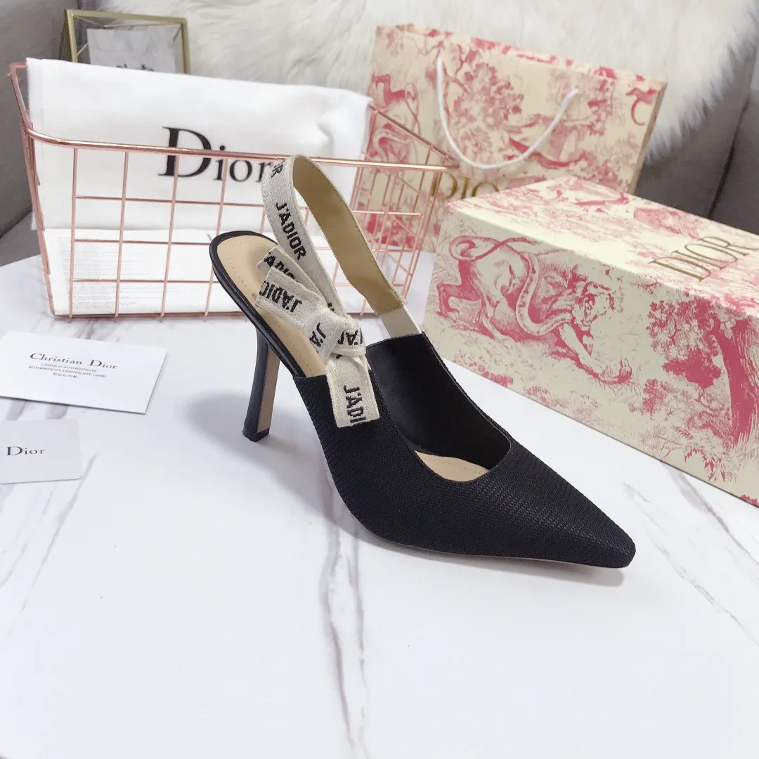 👟👟Ex-factory price 480👟👟 Women's Shoes Women's Clothing Women's Shoes Women's Clothes Women's Shoes Factory Dior's popular sandals are now available🔥 🔥 The same style as the most popular internet celebrities and celebrities of the year💁 💁. The fabric is imported; calf patent leather (special material), the lining and feet are made of calf leather lining🐑. Original molded heel, heel height 10Cm 6.5cm💘 flat bottom 1.5cm, original molded metal outsole with five-pointed star LOGO mark👟👟. Original bow, 💅 Italian leather outsole. 👄💋 Full set of packaging (clamshell box, cloth bag, card, invoice, one-to-one wrapping paper) 34 40 41 customized